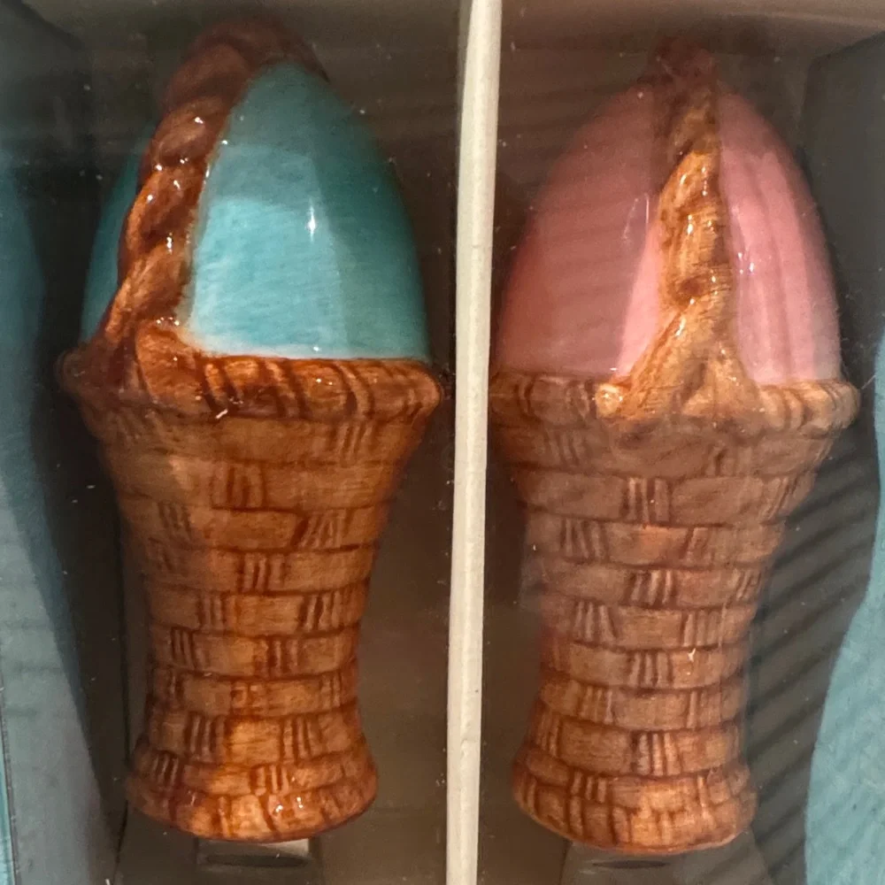 Williams Sonoma Egg Basket Spreaders with Blue and Pink Handles